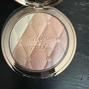 Charlotte Tillberry Pillow Talk Multi Glow Highlighter in Romance Light.
